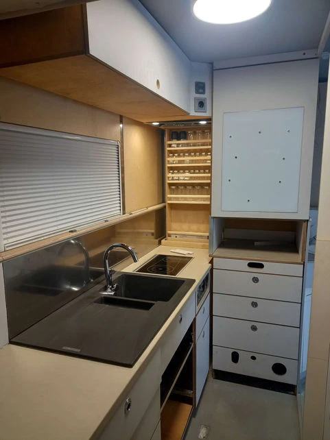 Designboden, design, Boden, Epoxid, Fenix, Holz, Material, Wohnmobil, Esszimmer, Wohnzimmer, Schlafzimmer, Küche, Ofen, Dunstabzugshaube, Kühlschrank, Gewürzregal
