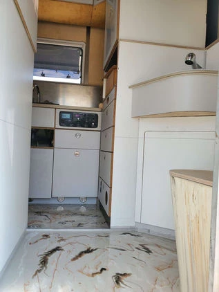 Designboden, design, Boden, Epoxid, Fenix, Holz, Material, Wohnmobil, Esszimmer, Wohnzimmer, Schlafzimmer, Küche, Ofen, Dunstabzugshaube, Kühlschrank, Gewürzregal